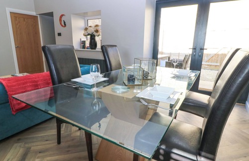 Crudwell Cottage | MAYFIELD COTTAGE, pet friendly, with a garden in Crudwell