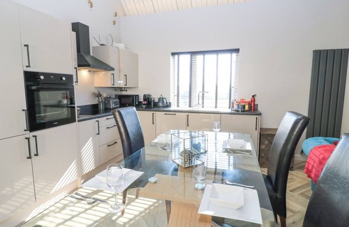 Crudwell Cottage | MAYFIELD COTTAGE, pet friendly, with a garden in Crudwell