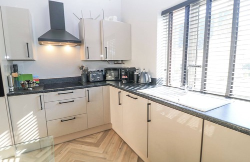 Crudwell Cottage | MAYFIELD COTTAGE, pet friendly, with a garden in Crudwell