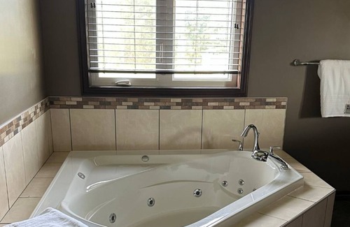 Mayfield House | Mayfield Lodge Large Executive Home 5 Mins from Cavendish