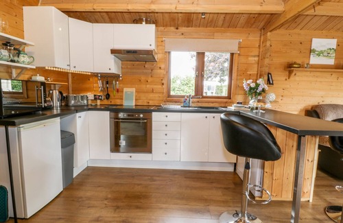 Loppington Cottage | MAYFIELDS LODGE, family friendly, with a garden in Wem