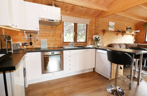 Loppington Cottage | MAYFIELDS LODGE, family friendly, with a garden in Wem