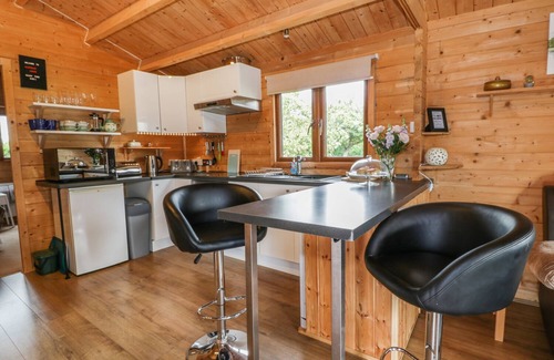 Loppington Cottage | MAYFIELDS LODGE, family friendly, with a garden in Wem