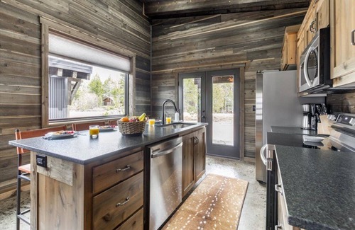 Last Chance House | Mayfly Meadow,/Cozy Cabin/World class Fishing/Fire pit/BBQ