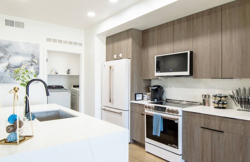 Desert View Village Apartment | Mayo Hospital》King Bed》5 min to Shopping》Parking