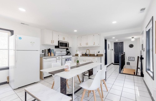 Bridgeport House | Mayors Manor, Zen Garden Oasis, Hot Tub & Sauna in Central Chicago, 8-12 guests