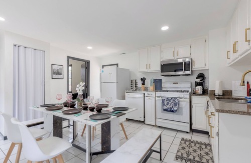 Bridgeport House | Mayors Manor, Zen Garden Oasis, Hot Tub & Sauna in Central Chicago, 8-12 guests