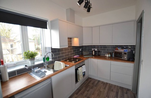 Salisbury Condo | Maytree 2 Bed Apartment – Stayseekers