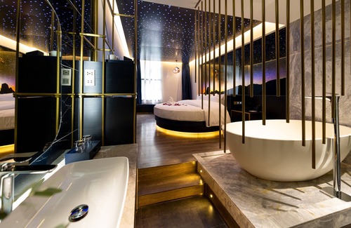Longhua District Hotel | Maze Hotel
