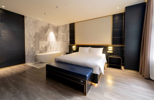 Longhua District Hotel | Maze Hotel