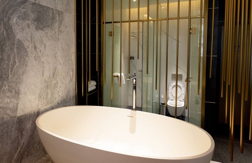 Longhua District Hotel | Maze Hotel