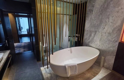 Longhua District Hotel | Maze Hotel