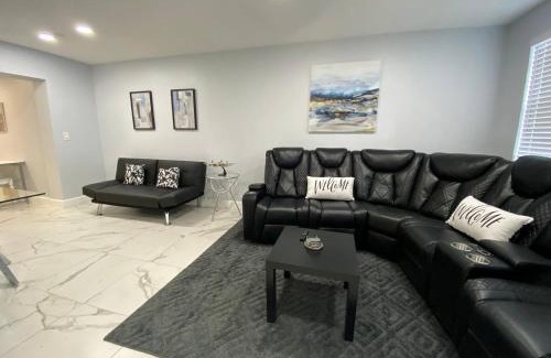 Hollywood House | Mazor Luxury Three Bedrooms Vacation Home
