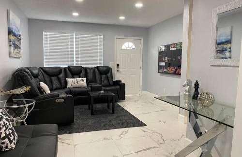Hollywood House | Mazor Luxury Three Bedrooms Vacation Home
