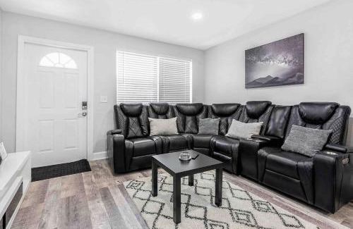 Hollywood House | Mazor Luxury Two Bedroom Vacation Home