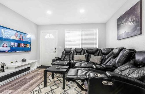 Hollywood House | Mazor Luxury Two Bedroom Vacation Home