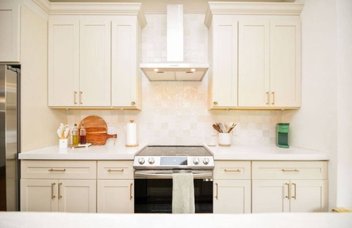 Burlington Apartment | McCauley House A | Classic, Updated & Functional