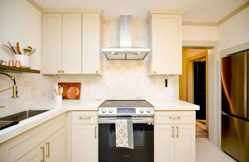 Burlington Apartment | McCauley House D | Private, Quaint *Chefs Kiss*