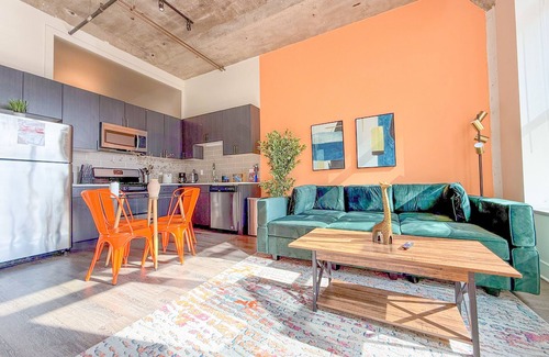Near South Side Apartment | McCormick 2B/2Ba for up to 8 guests with Optional Parking