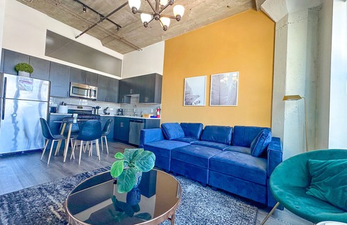 Near South Side Apartment | McCormick Place 2b/2b family unit with optional parking for up to 8 guests