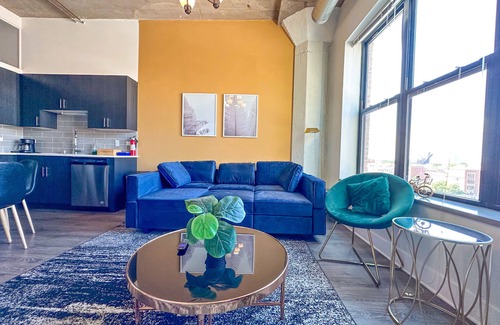 Near South Side Apartment | McCormick Place 2b/2b family unit with optional parking for up to 8 guests