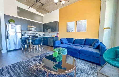 Near South Side Apartment | McCormick Place 2b/2b family unit with optional parking for up to 8 guests