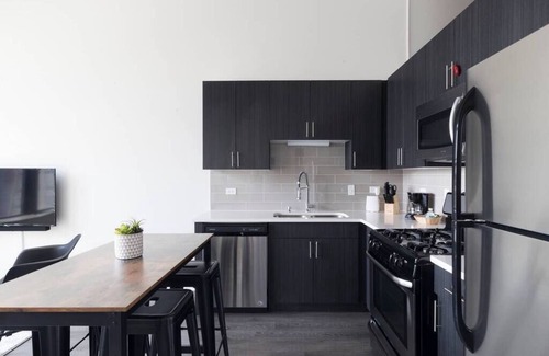 Near South Side Apartment | McCormick Place 2b/2b family unit with optional parking for up to 8 guests