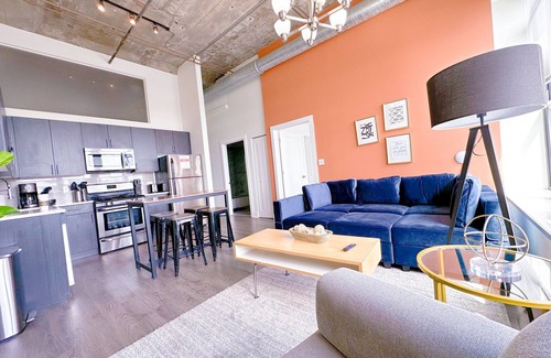 Near South Side Apartment | McCormick Place 2b/2b family unit with optional parking for up to 8 guests