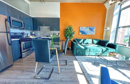 Near South Side Apartment | McCormick Place 2b/2b family unit with optional parking for up to 8 guests