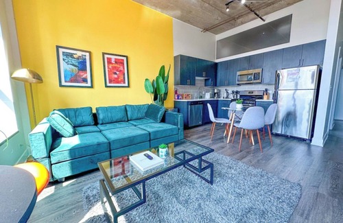 Prairie District Apartment | McCormick Place 2b/2b family unit with optional parking for up to 8 guests