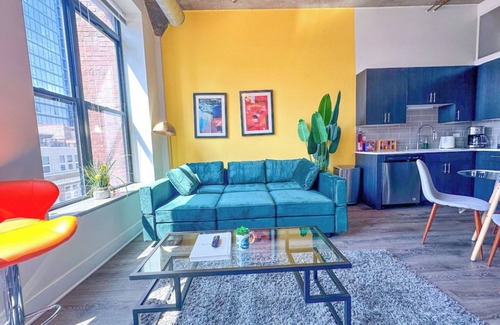 Prairie District Apartment | McCormick Place 2b/2b family unit with optional parking for up to 8 guests