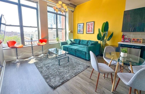 Prairie District Apartment | McCormick Place 2b/2b family unit with optional parking for up to 8 guests