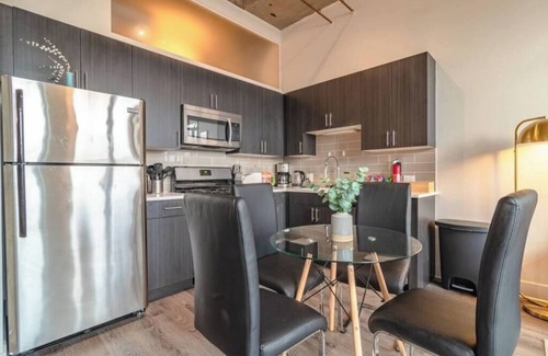 Near South Side Apartment | McCormick Place 2b/2b family unit with optional parking for up to 8 guests