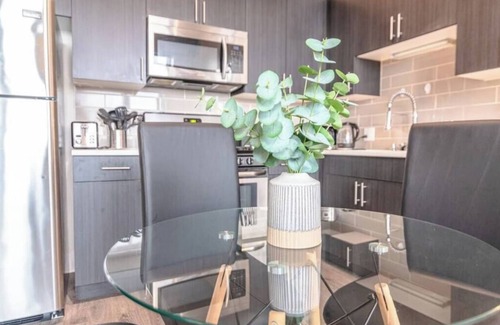 Near South Side Apartment | McCormick Place 2b/2b family unit with optional parking for up to 8 guests