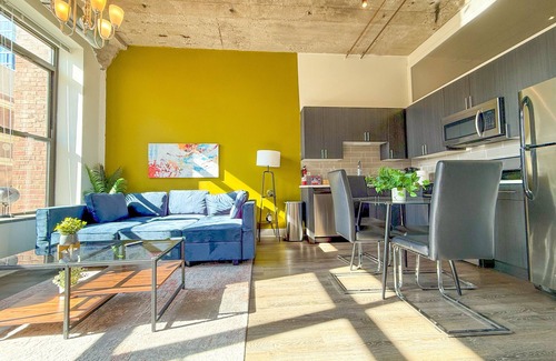 Near South Side Apartment | McCormick Place 2b/2b with optional parking/sleeps 8