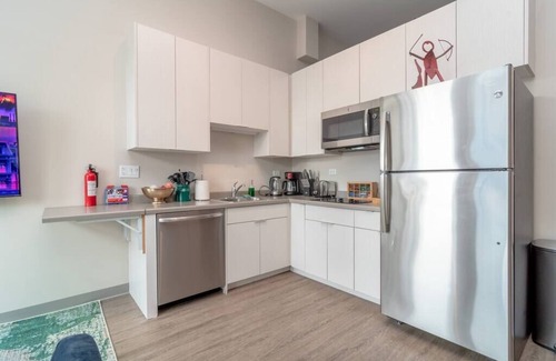 Near South Side Apartment | McCormick Place 2br/2ba with Optional Parking/Patio/Gym/sleeps 6