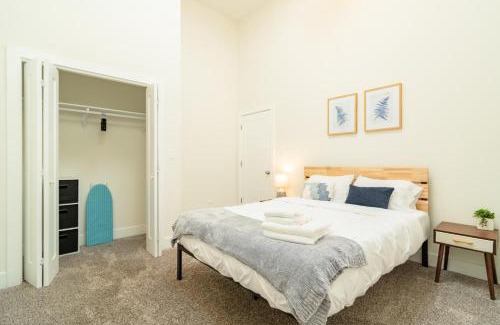 Near South Side Apartment | McCormick Place 420 Friendly 3BR in Downtown Chicago with Optional Parking Sleeps 8 Guests Near Soldier Field, Grant Park and Lakefront Trail