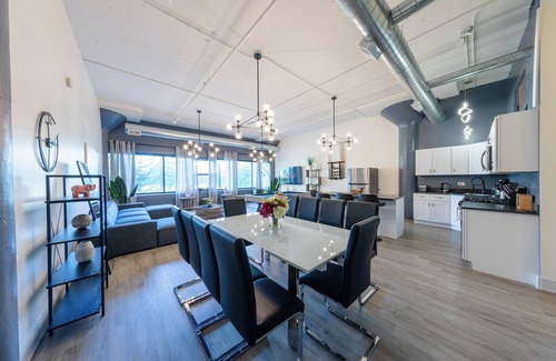 Near South Side Apartment | McCormick Place Luxurious 5 bed/3 bath HUGE Suite for groups/up to 12 guests