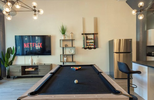 Near South Side Apartment | McCormick Place Luxurious 5 bed/3 bath HUGE Suite for groups/up to 12 guests