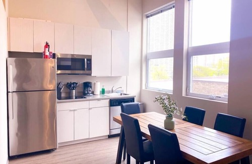Near South Side Apartment | McCormick Place Oasis 2br/2ba with optional Parking/Patio/Gym/sleeps 6