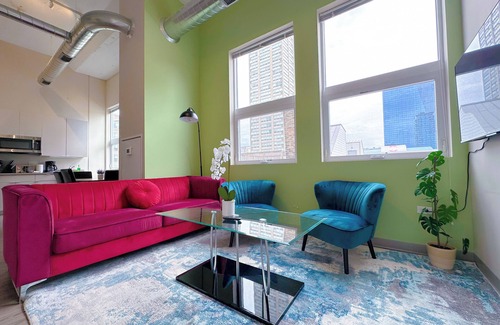 Near South Side Apartment | McCormick Place Oasis 2br/2ba with optional Parking/Patio/Gym/sleeps 6