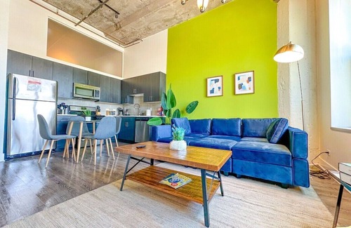 Near South Side Apartment | McCormick Place Skyline view 2b/2b unit with optional parking for up to 8 guests