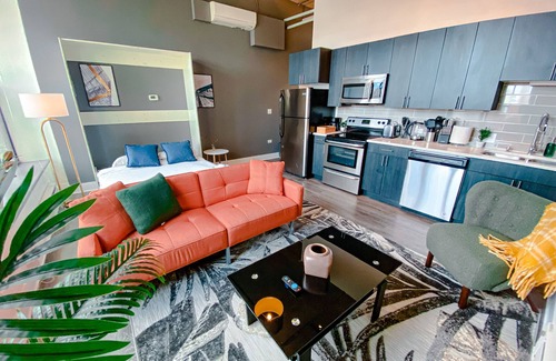 Near South Side Apartment | McCormick Place Studio with optional parking and Gym for up to 4 guests