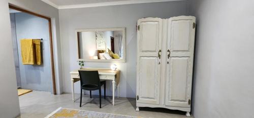 Malmesbury House | McCrae's Garden Suite