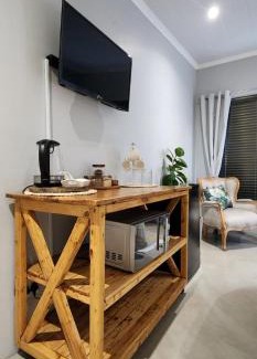 Malmesbury House | McCrae's Garden Suite
