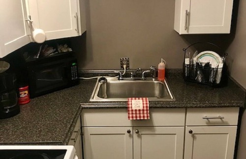 Glouster House | McDonald Inn 15 Min from Ohio University, 25 min to Hocking Hills, Hot Tub