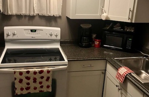 Glouster House | McDonald Inn 15 Min from Ohio University, 25 min to Hocking Hills, Hot Tub