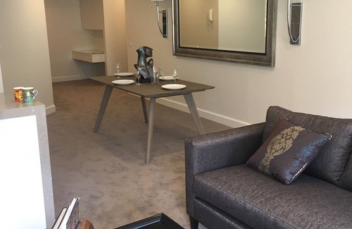 East Melbourne Apartment | MCG, Rod Laver, Walk to City