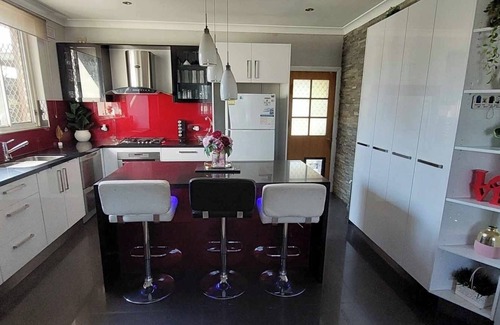Broken Hill House | McGowen Accommodation Family & Pet Friendly just a short walk to the local pool