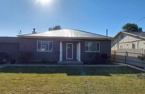 Broken Hill House | McGowen Accommodation Family & Pet Friendly just a short walk to the local pool